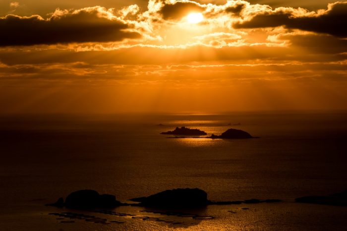 「善長谷教会からの奇跡の夕日」～軍艦島までつづく茜色の絨毯　