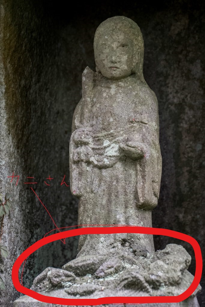 絹笠山に鎮座する、隠れキリシタンが信仰していると噂されるカニに乗った金比羅神像