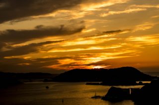 「女神大橋からの夕日」~歴史豊かな島々へ沈む落日