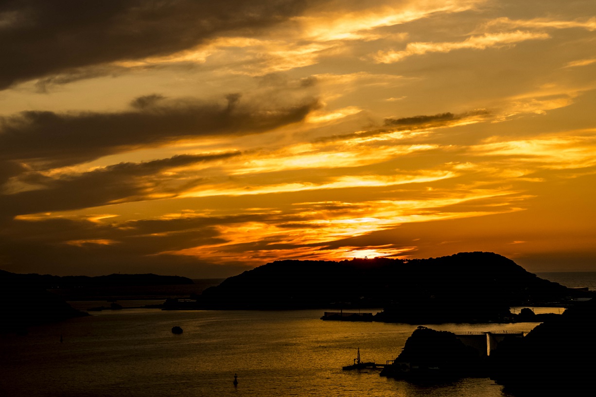 「女神大橋からの夕日」～歴史豊かな島々へ沈む落日