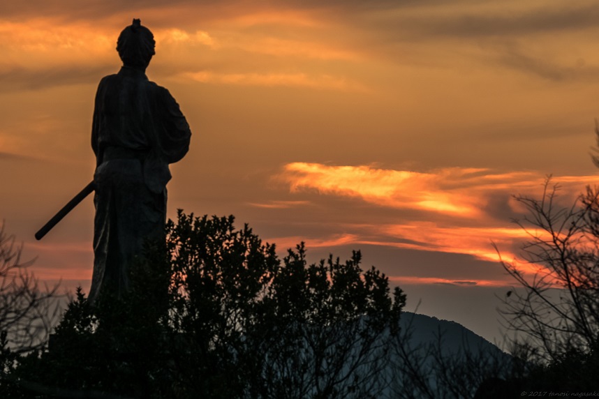 夕陽に照らされる風頭公園（長崎市）の「坂本龍馬之像」