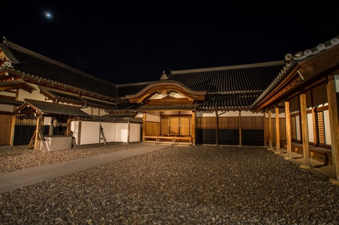 ライトアップされた夜の長崎歴史文化博物館