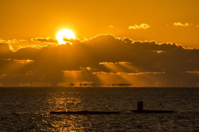 小浜の橘湾に沈む夕日