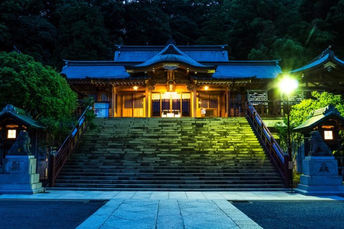 夜の鎮西大社 諏訪神社の拝殿