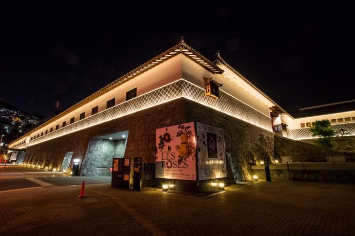 ライトアップされた夜の長崎歴史文化博物館