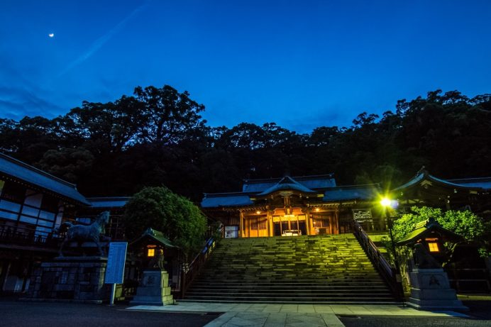「諏訪神社（長崎）のライトアップ」～夜の参拝で、森羅万象を体感しましょう