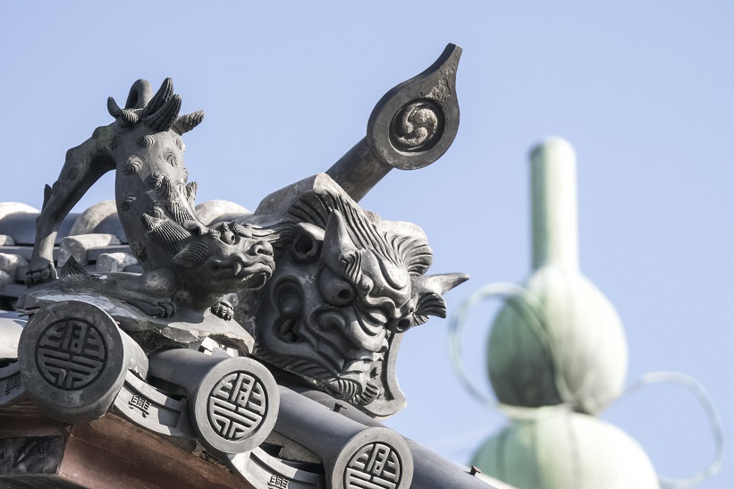 興福寺（長崎市寺町、唐寺）の寳瓶(ほうびん)鬼瓦と飾り瓦の獅子