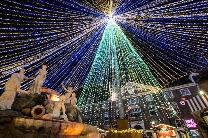 ハウステンボスのイルミネーション「光の王国」の光の天空ツリー