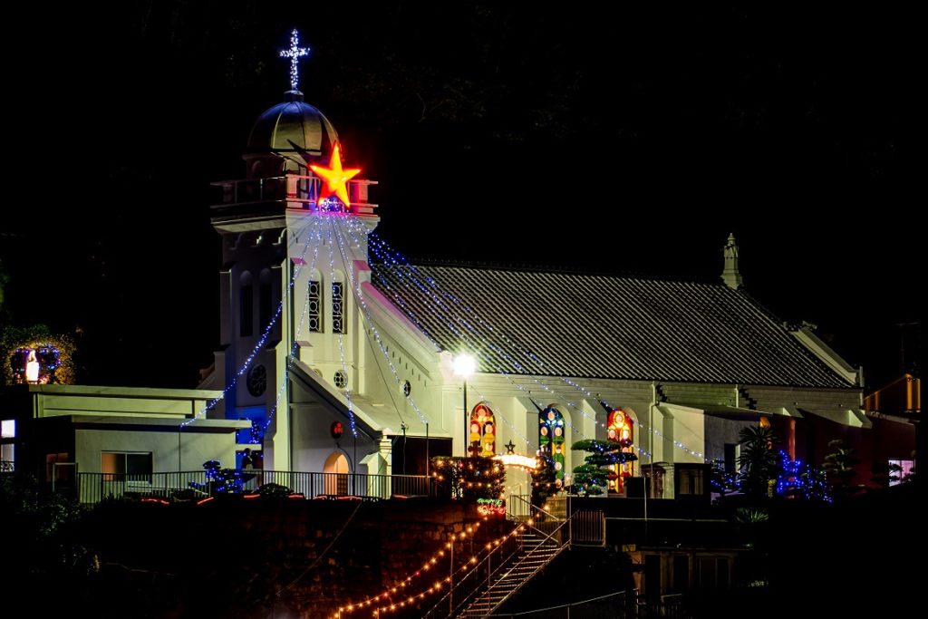 クリスマスイルミネーションを施した長崎・神ノ島教会