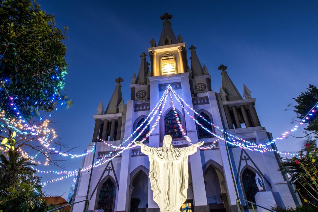 クリスマスイルミネーションが施された伊王島の馬込教会（沖之島教会）