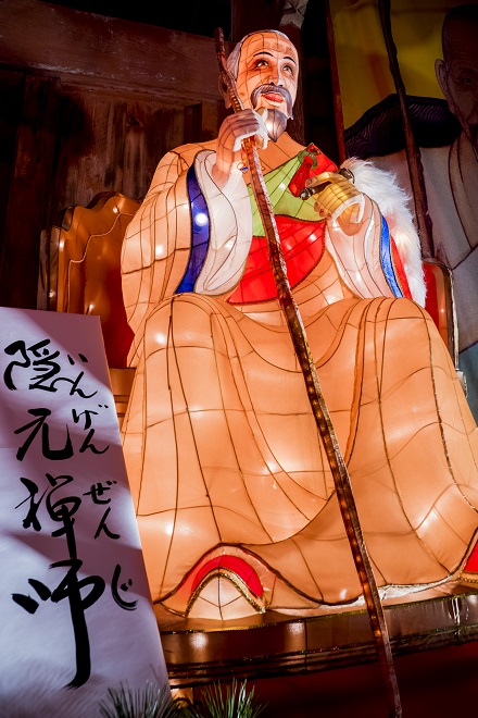 長崎ランタンフェスティバルの興福寺（長崎市寺町、唐寺）の隠元禅師