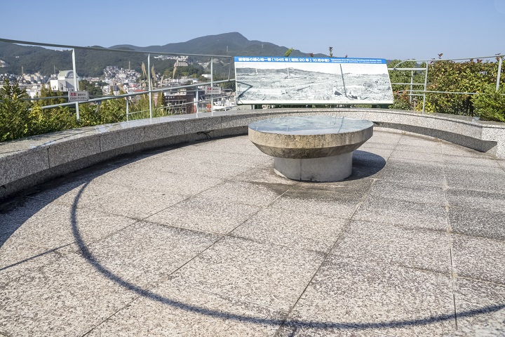 平和公園（長崎市松山町）の原爆資料館の屋上