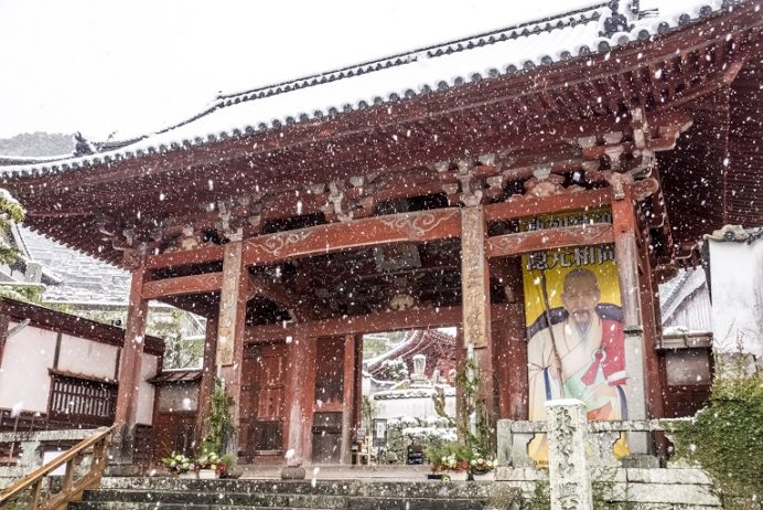 興福寺（長崎市寺町、唐寺）の山門(あか門)の雪化粧