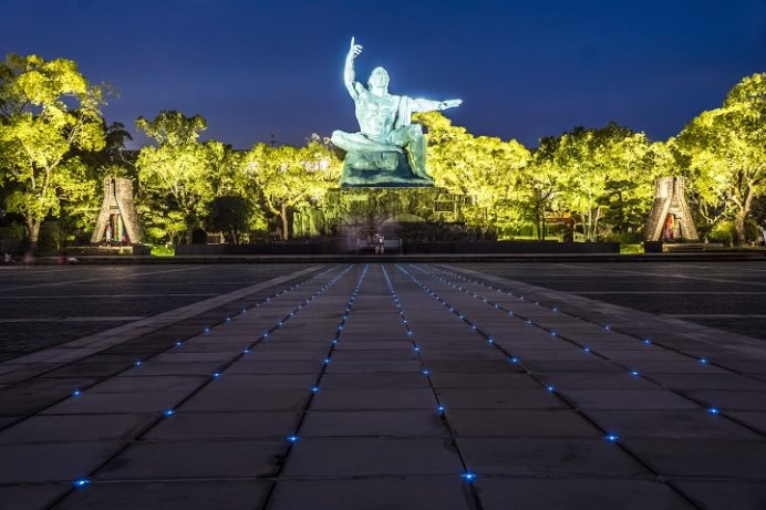 平和公園（長崎市松山町）の平和祈念像、夜間ライトアップ