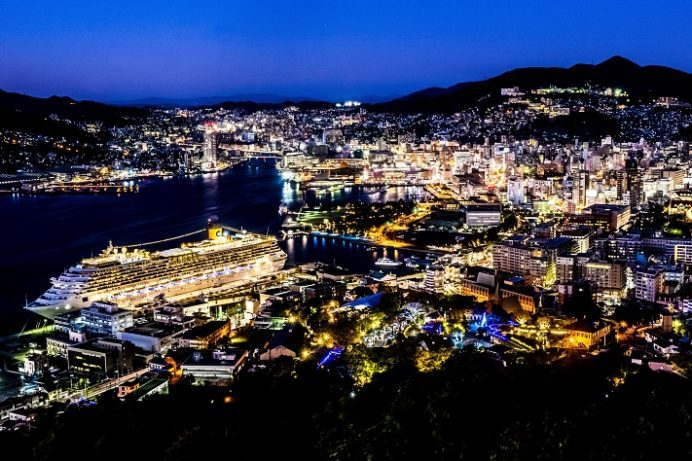 鍋冠山展望台公園からの新世界三大夜景の長崎の夜景