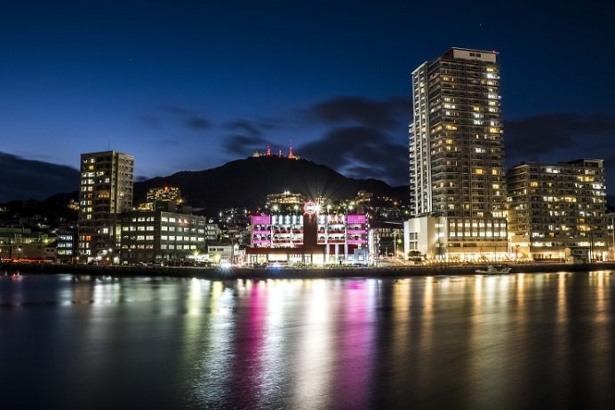 長崎県庁8階展望テラスからの新世界三大夜景の長崎の夜景