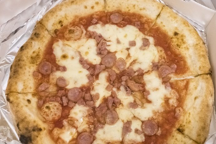 Pizzeria BARBA (ピッツェリア バルバ)長崎市西海町琴海地区の雲仙ハムとポークソーセージのピザ