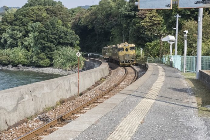 JR千綿駅（長崎県東彼杵郡東彼杵町、電車 JRKYUSHU SWEET TRAIN「或る列車」