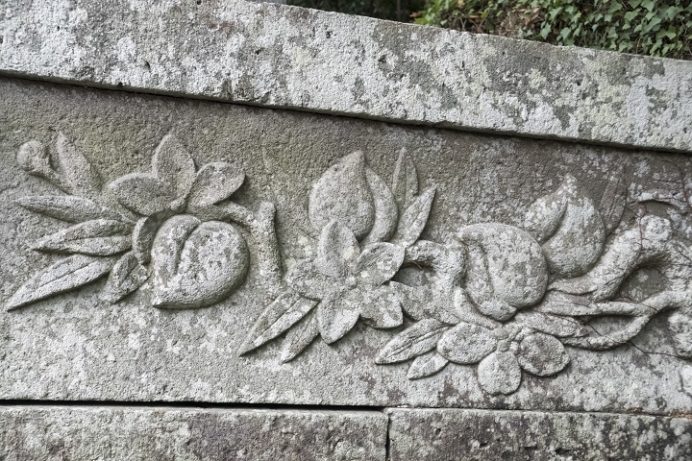 崇福寺（長崎市鍛冶屋町）の階段脇の袖石