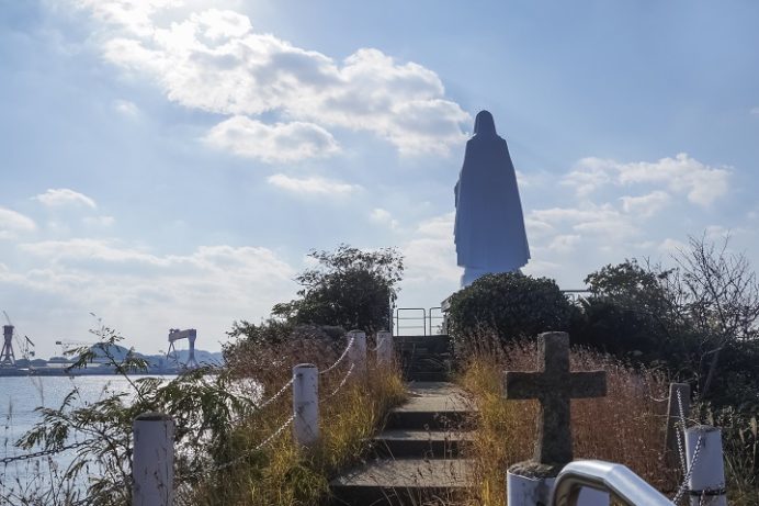 カトリック神ノ島教会（長崎市）の岬のマリア像、ドンク岩