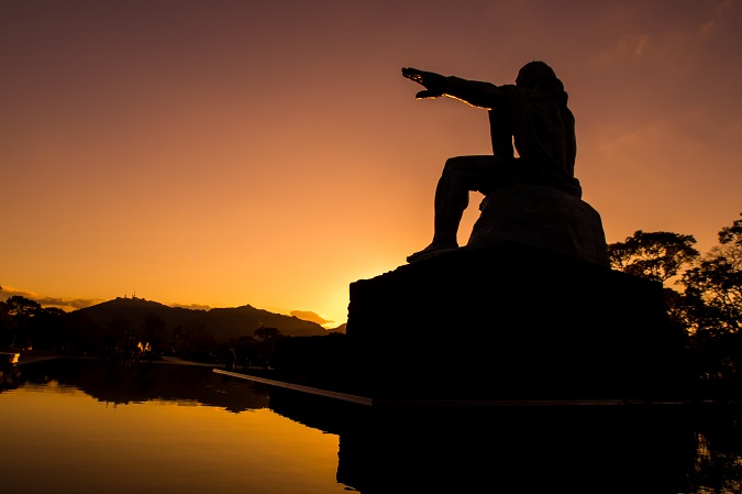 平和公園（長崎市松山町）、平和祈念像の夕景