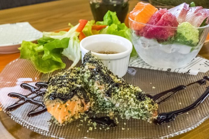 長崎海鮮SARUUUKEY（サルーキー）、長崎市京泊の刺身とサーモンの香草焼き定食