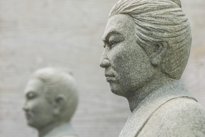 上野彦馬生誕地記念碑（長崎市銀屋町）、坂本龍馬像