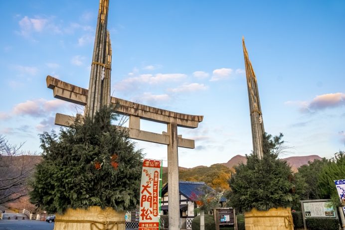 橘神社（長崎県雲仙市千々石）の鳥居、門松