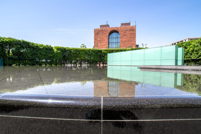 平和公園（長崎市松山町）、国立長崎原爆死没者追悼平和祈念館の水盤