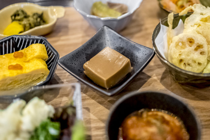 旬彩小鉢ゆとゆ（時津町浦郷）、ローストビーフ丼と彩り小鉢の定食