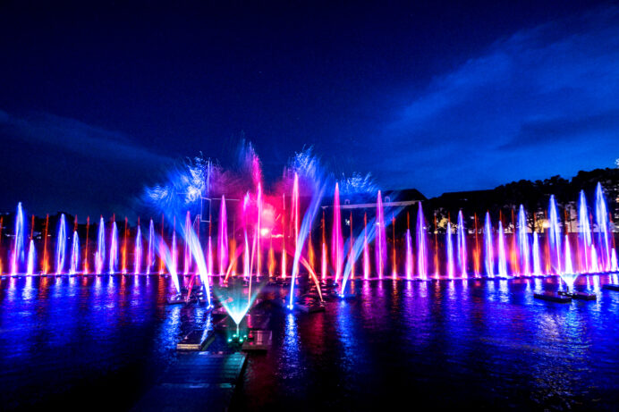 ハウステンボスのイルミネーション・光の王国（長崎県佐世保市）、日本最大 光の噴水ショー『ウォーターマジック』